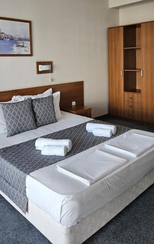 One-Bedroom Suite image 10