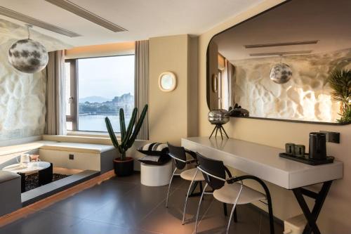 King Suite with Sea View image 2