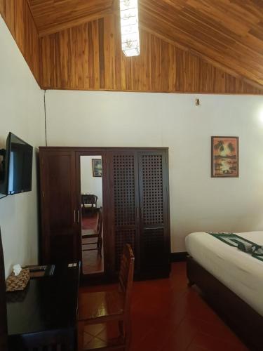 Family Room image 3