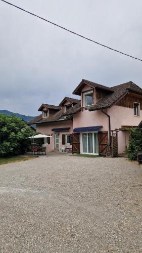 House, Pool and Mountains in Myans