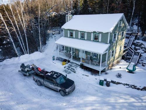 Lake and Pool Table - Au Pied du Lac
