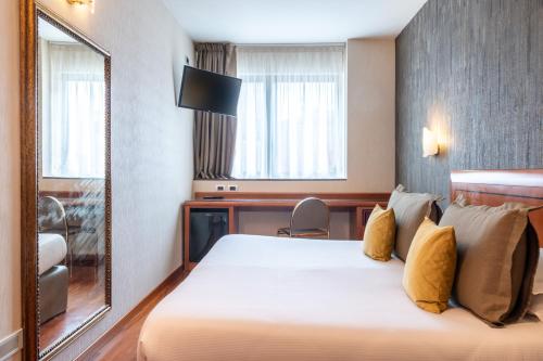 Economy Double or Twin Room image 4