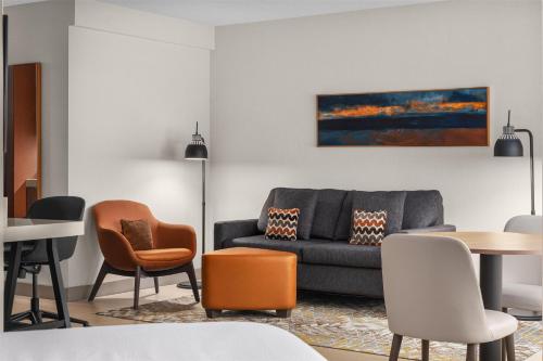 Hilton Garden Inn Toronto Airport Room Type - King Suite with Spa Bath