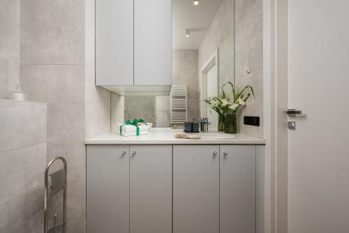 Superb Loft Studio in charming Praga District, 300 m to Metro & 100 m to tram, balcony, Warsaw (photo 8)