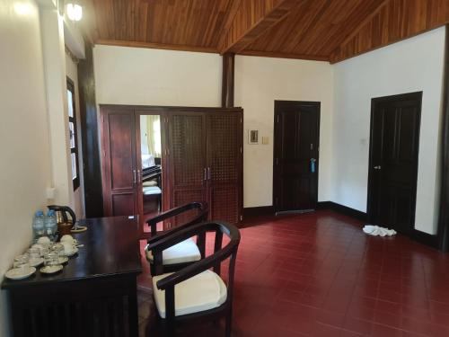 Family Room image 1