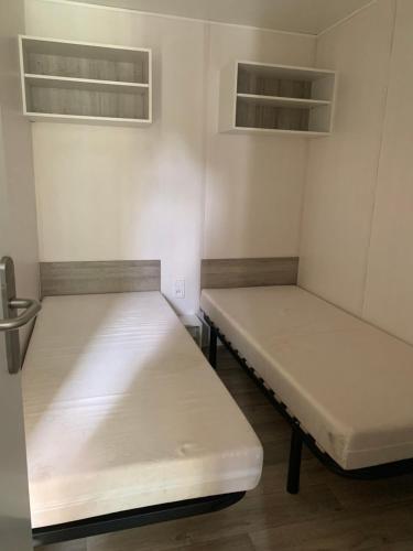 Mobil-home chalet chez l'habitant, au coeur des Combrailles, a 5 min du Pont du Bouchet in Saint-Priest-des-Champs