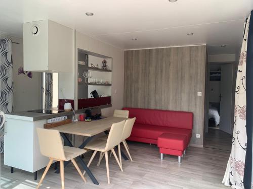 Mobil-home chalet chez l'habitant, au coeur des Combrailles, a 5 min du Pont du Bouchet in Saint-Priest-des-Champs