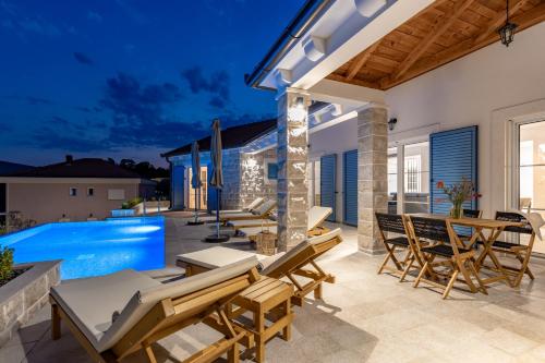 Úszómedence, Villa Zoe Retreat in Denovici