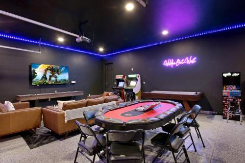 Wilder Out West: Luxury Pickleball, Mini Golf, & Game Room!! in Indio, USA