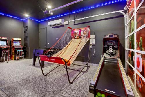 Wilder Out West: Luxury Pickleball, Mini Golf, & Game Room!! in Indio, USA