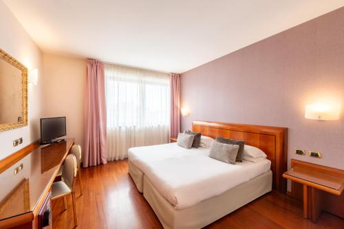 Superior Double or Twin Room image 4