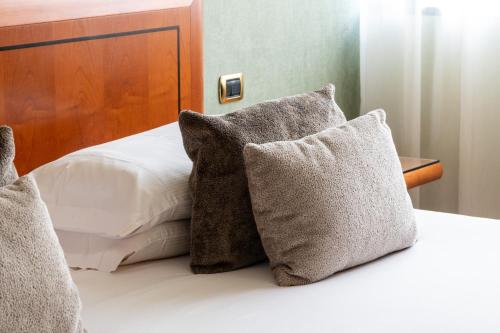 Superior Double or Twin Room image 6