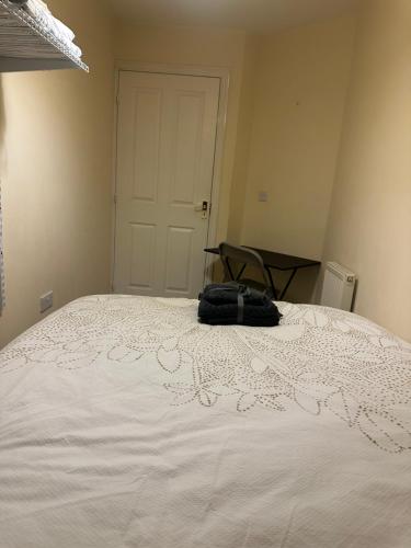 Private Room in a shared flat with own Bathroom and Parking in موفات
