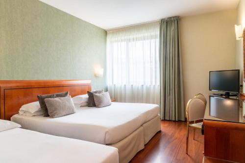 Superior Double Room with Extra Bed image 4