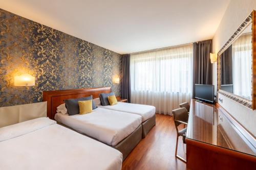 Superior Double Room with Extra Bed room in Hotel Palace Verona