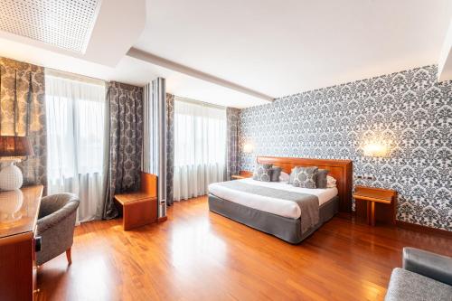 1 king bed, 1 sofa bed