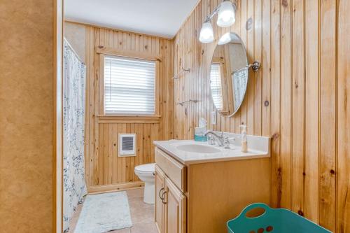 House on the New River, 3BR, 20 minutes from VT in Radford, USA
