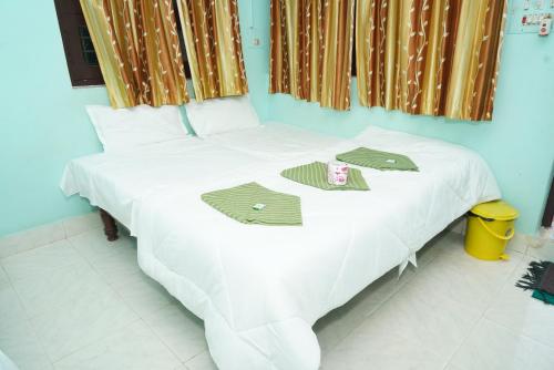 3 twin beds