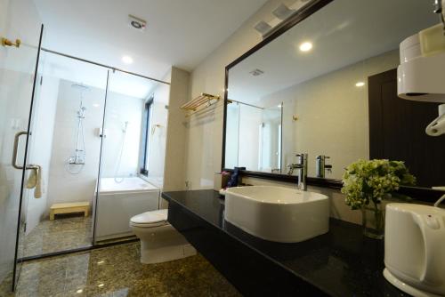 room detail thumbnail 2