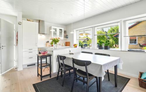 مطبخ, Awesome Home In Nørre Nebel With Wifi in Norre Nebel