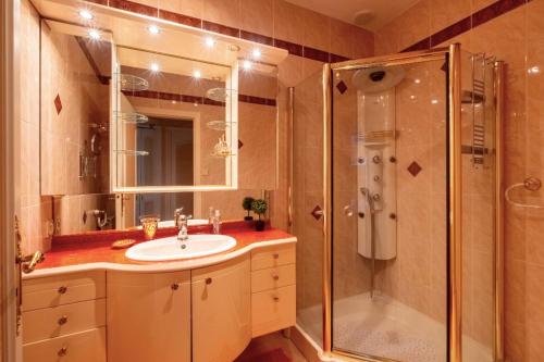 Large house with pool near beach in แวร์ดาล