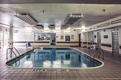 Swimming pool, Motel 6 Dallas, TX - Northwest in Northwest Dallas