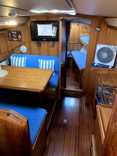 Notte in barca tra gioia e relax cullati dal mare in Civitavecchia