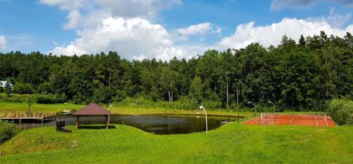 Apartamenty z własnym stawem nad jeziorem (Apartamenty z wlasnym stawem nad jeziorem) in Ryn