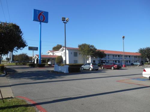 Exterior view, Motel 6 Garland, TX - Northeast Dallas in Garland
