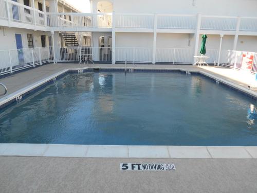 Swimming pool, Motel 6 Garland, TX - Northeast Dallas in Garland