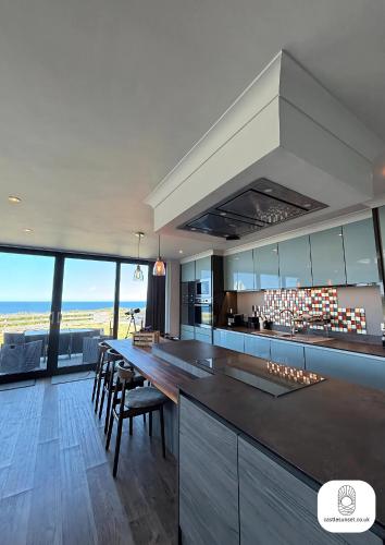 Luxury 4-Bedroom Beachfront Home with Hot Tub & Games Room in 凱頓