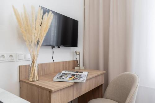 Stylish Studio Apartments In City Center Sienna - Tap to explore photos