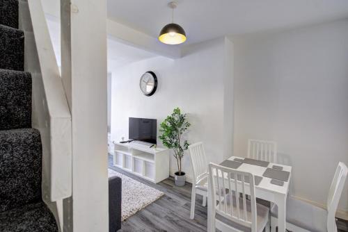 Modern Liverpool Home - 1min walk to bus stop, Liverpool (photo 8)