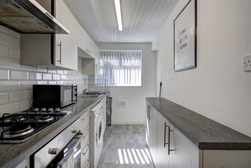 Modern Liverpool Home - 1min walk to bus stop, Liverpool (photo 6)