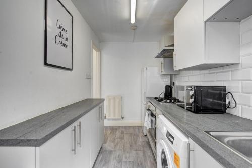 Modern Liverpool Home - 1min walk to bus stop, Liverpool (photo 5)