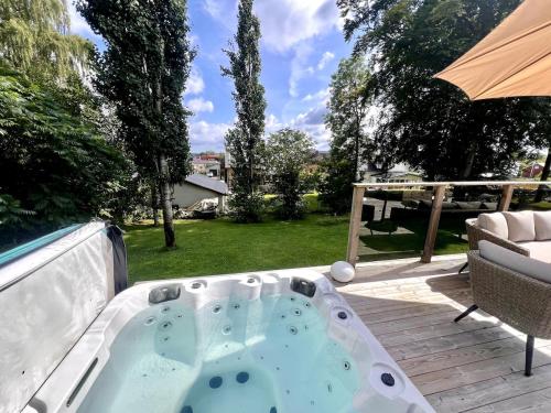 Stylish Villa, Terrace & Garden in ยุงบี