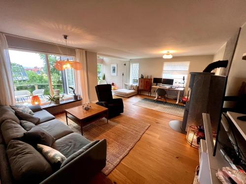 Stylish Villa, Terrace & Garden in ยุงบี