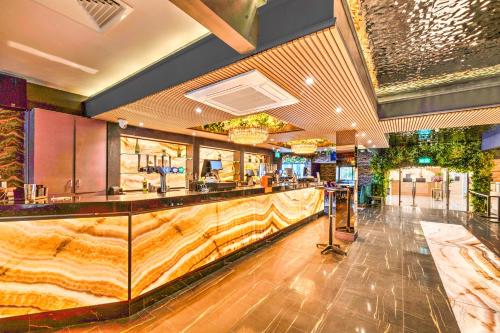 Bar/lounge, Dancenter Lux Resort London City M25 near Romford Golf Club