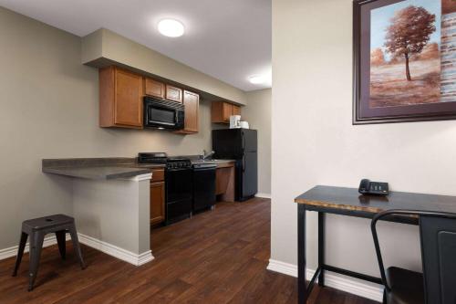 Eagles Den Suites at Three Rivers - image 10