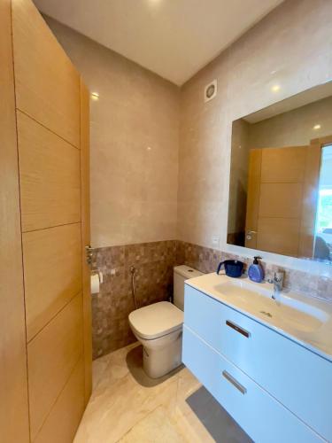 Appartement Pied dans l'eau avec terrasse-Casa bay in Sidi Rahal