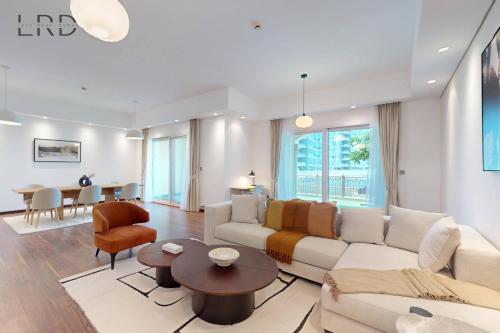 Resort-Style Living in 3BR Townhouse with Palm Views, Dubaj
