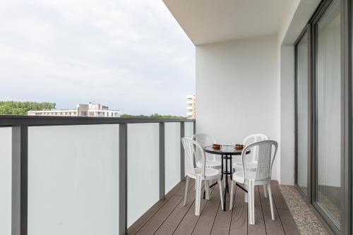 One-Bedroom Apartment with Balcony image 2