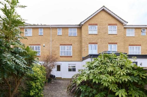 The Guildford Getaway - 3BDR with Garden in Guildford