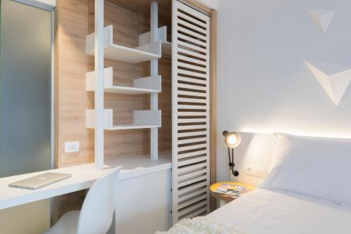 2 twin beds, 1 sofa bed