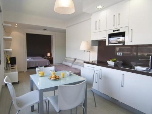 One-Bedroom Apartment with Mountain View