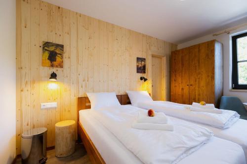 1 double bed, 2 twin beds