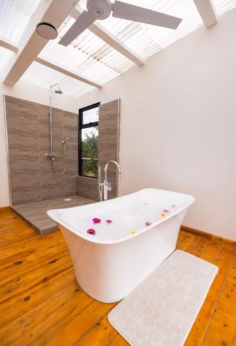 Баня, Nanare Chalets Amboseli in Merueshi