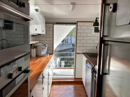 ห้องครัว, มาลาร์ดรอตนิงเงน ยอชต์ โฮเต็ล แอนด์ เรสเทอรองต์ (Malardrottningen Yacht Hotel & Restaurant) near พระตำหนัก