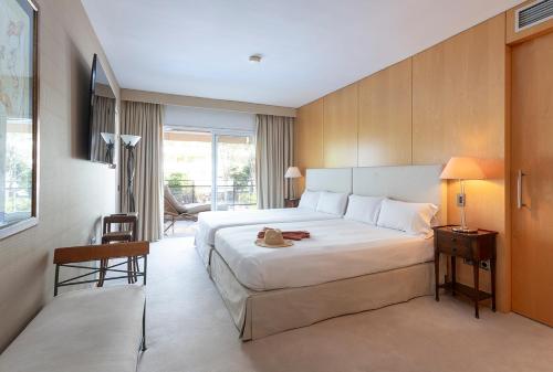 Suite with Hot Tub image 10