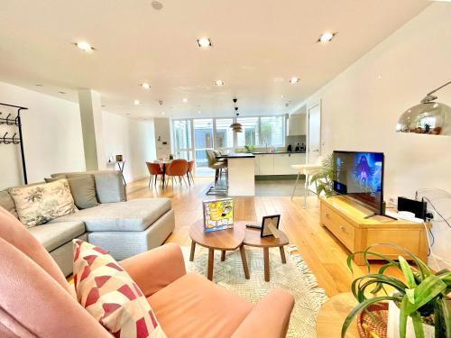 Spacious 3-bedroom Holloway Flat with Patio & WiFi near Islington , Kings Cross , Camden Town